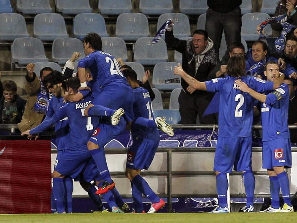 Sus compañeros felicitan a Lafita tras el gol