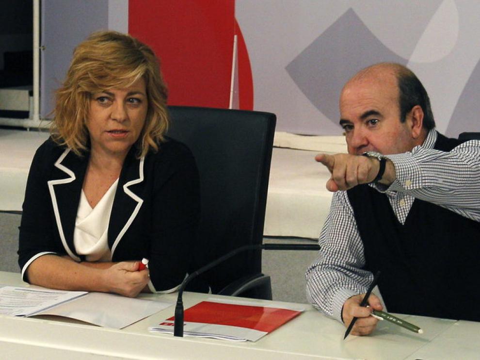 Elena Valenciano junto a Gaspar Zarrías durante la reunión con los alcades socialistas