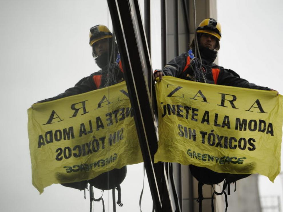 Greenpeace toma una fachada de Zara en Madrid contra el uso de tóxicos.