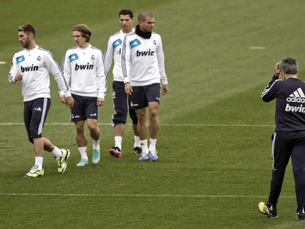 El equipo blanco, en el entrenamiento de este viernes.