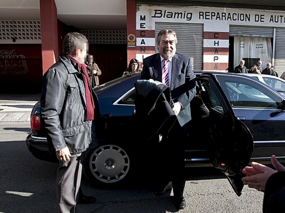 Belloch saliendo de uno de los audis que ahora se venden.