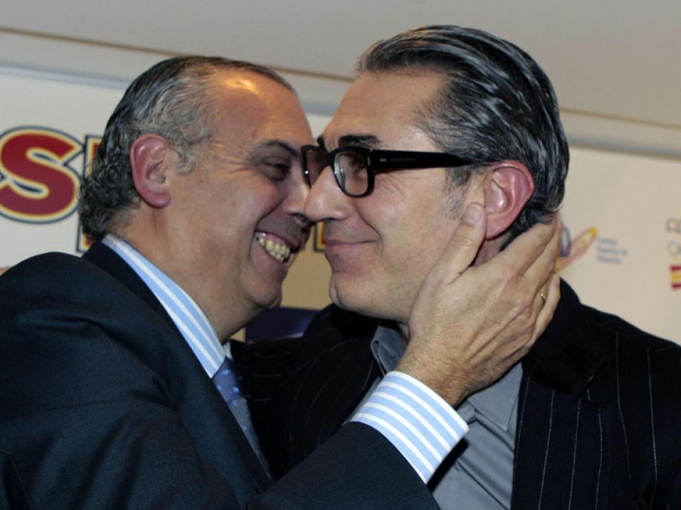 El ya exseleccionador Sergio Scariolo, con el presidente de la federación, José Luis Sáez.