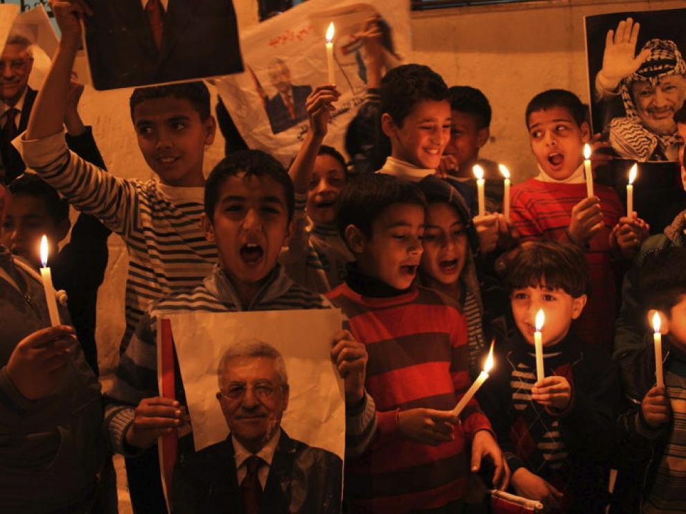 Unos niños encienden velas en una manifestación en el campo de refugiados de Balata.