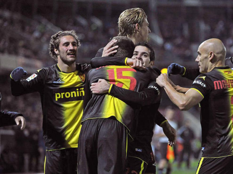Los jugadores del Zaragoza celebran el gol de Josemari