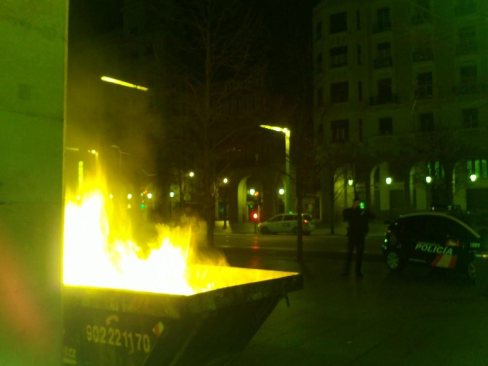 El contenedor, en llamas, en pleno paseo de la Independencia.