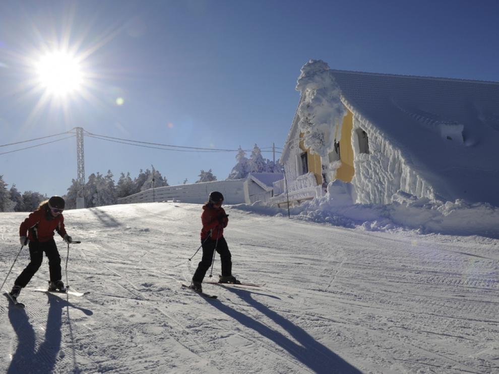 La estación turolense arranca la temporada con un gran manto de nieve