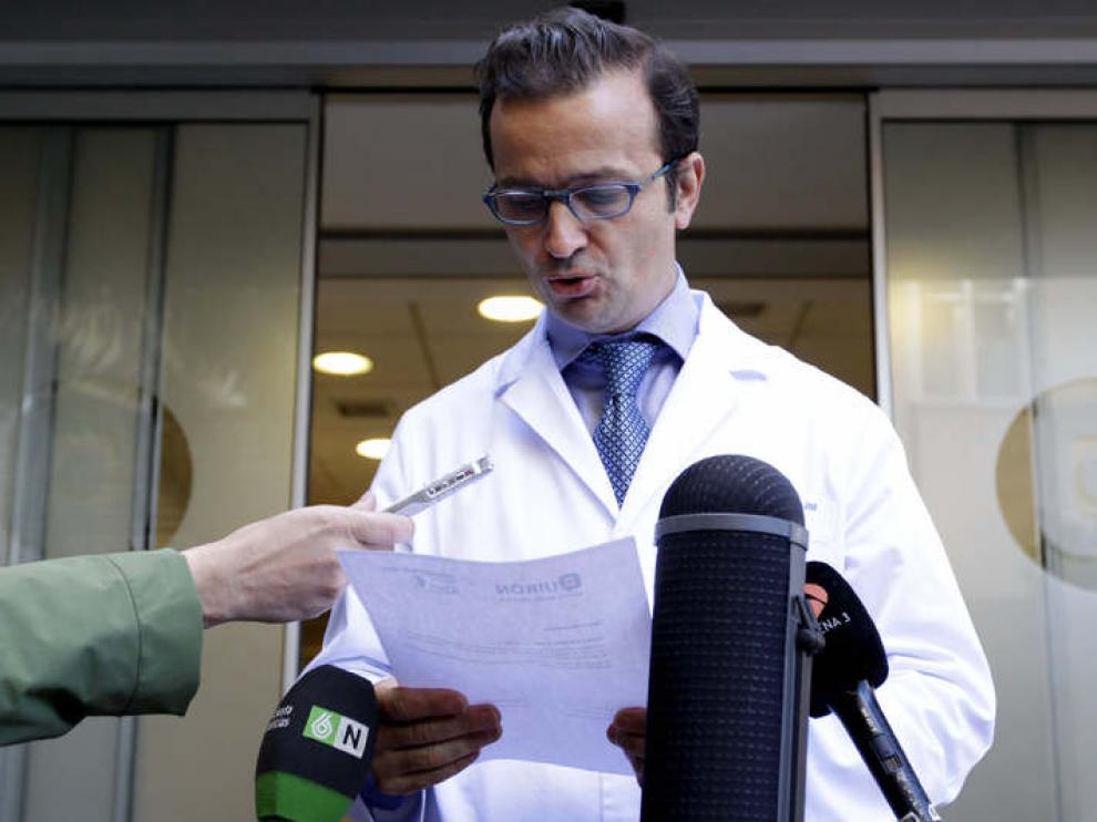 El responsable de la operación lee el comunicado en las puertas del hospital