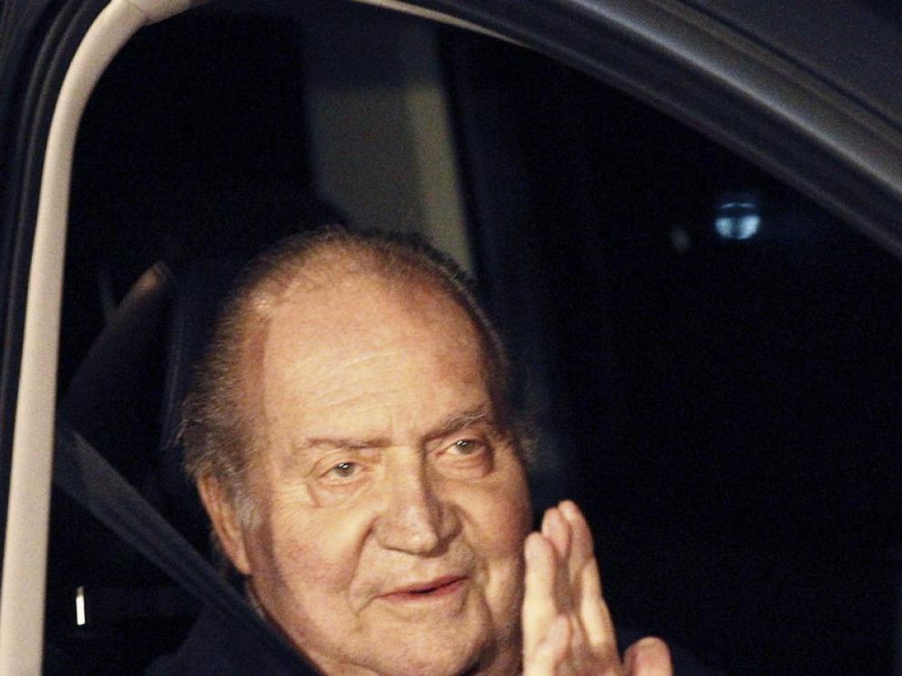 Foto de archivo del Rey en uno de los coches oficiales
