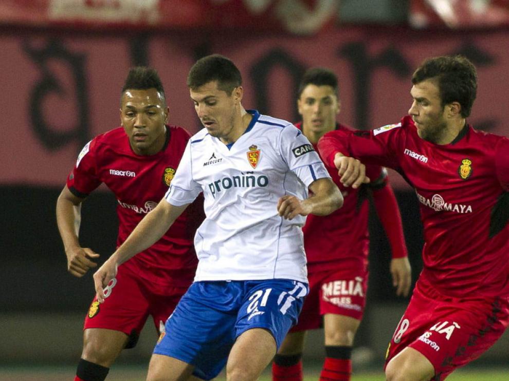 El jugador del Real Zaragoza, Abraham, disputa un balón