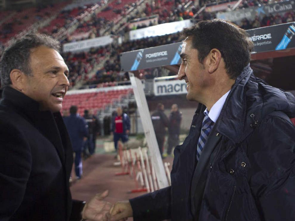 El entrenador del Zaragoza, Jiménez, a la derecha, saluda al del Mallorca