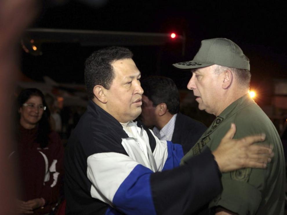 Chávez saluda al ministro de defensa a su llegada a Venezuela