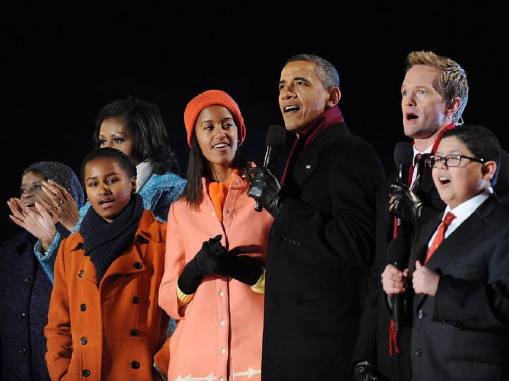 Barack Obama cantan en el escenario con los actores Neil Patrick Harris y Rico Rodríguez, y el cantante Philip Phillips.