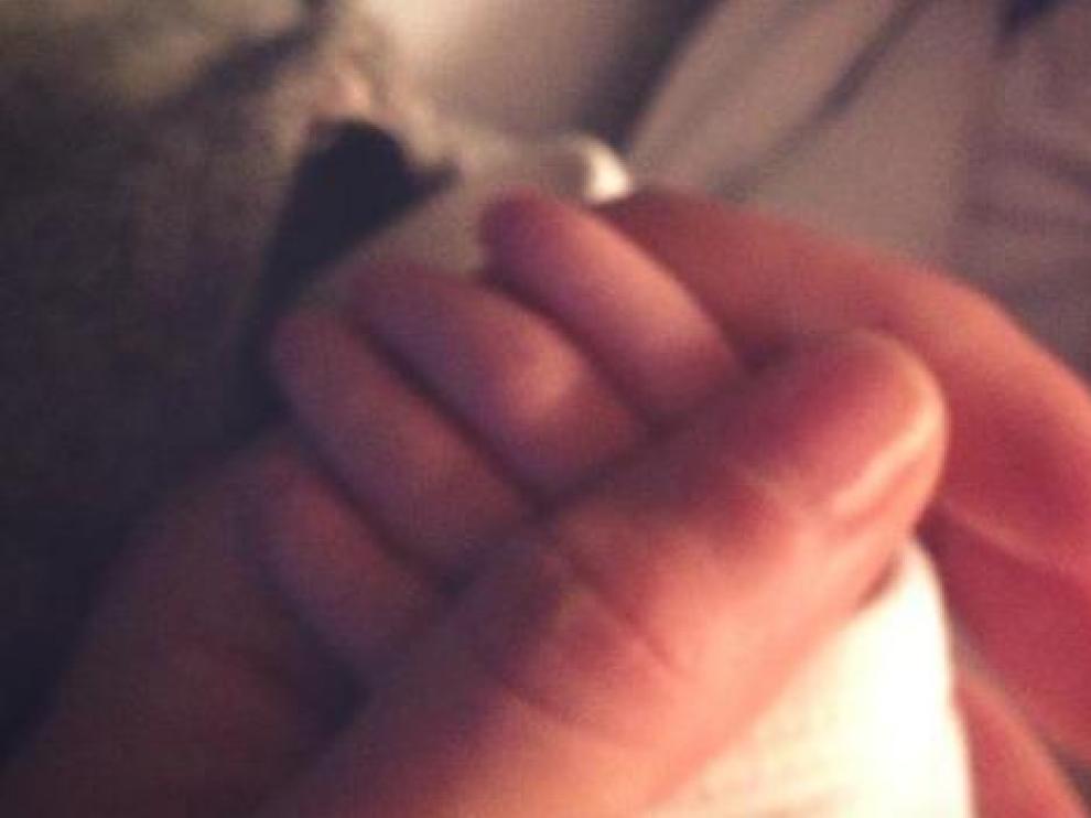 Gisele Bündchen coge la mano de su pequeña en la foto que ha subido a su perfil de Facebook.