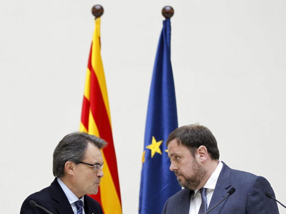Mas y Junqueras se estrechan las manos durante su comparecencia.