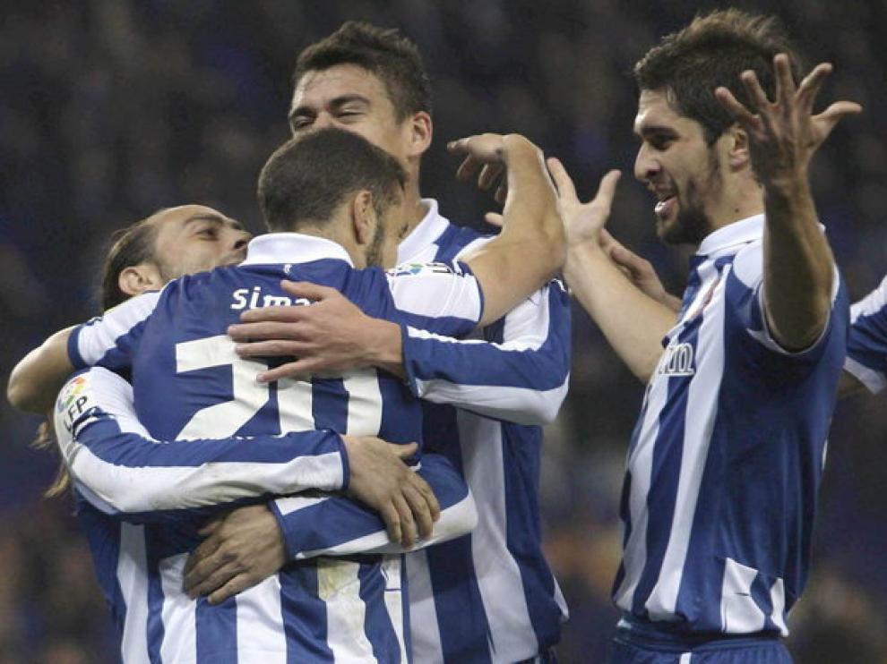 Los jugadores del Espanyol celebran uno de sus goles