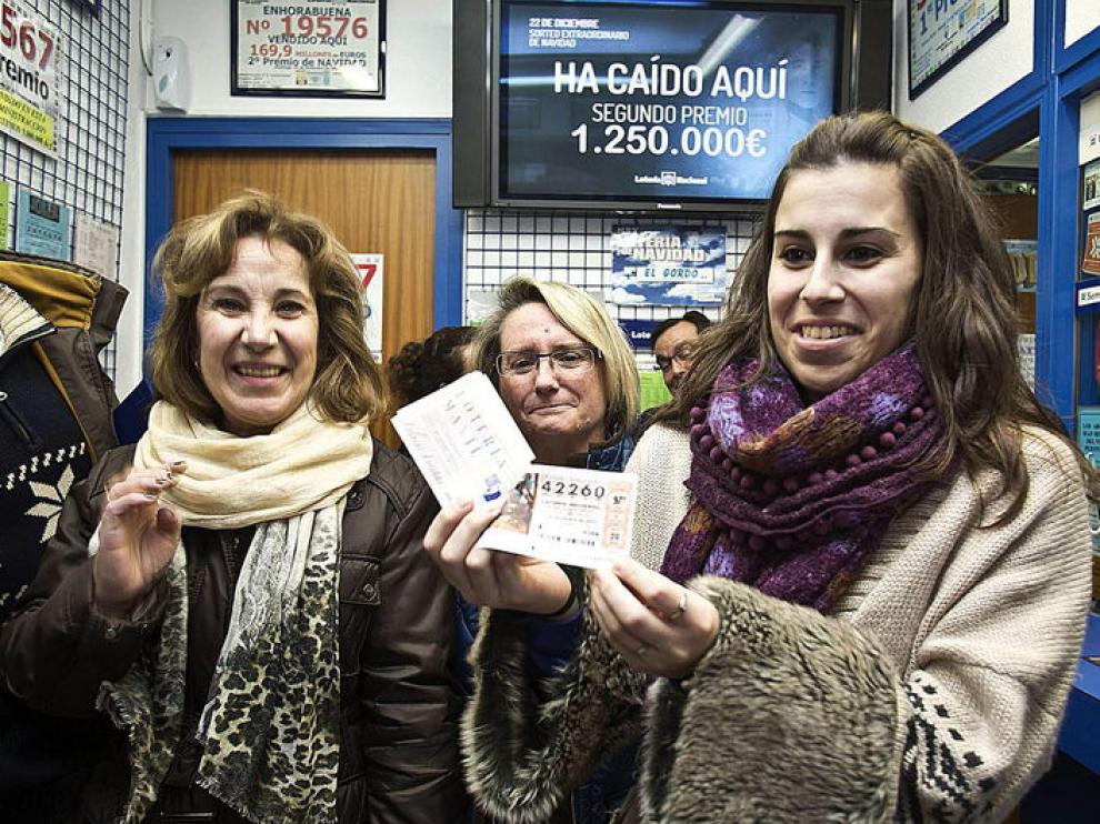 Una vecina de Aranda de Duero muestra un billete premiado con el segundo premio.
