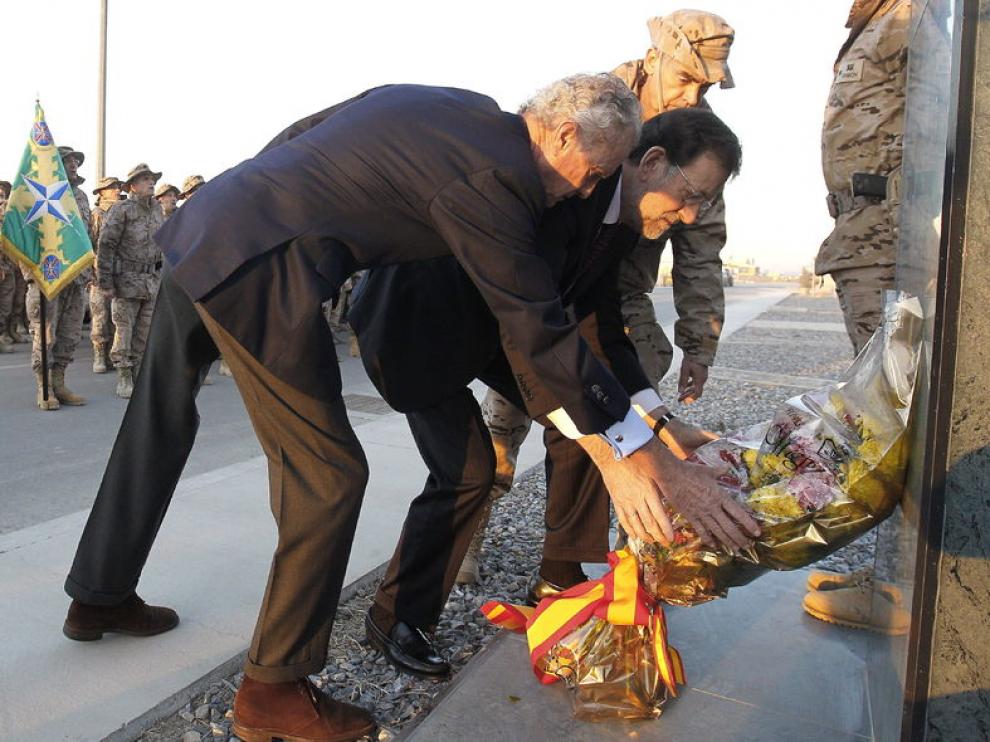 Mariano Rajoy y el ministro de Defensa depositan una corona de flores en la base de Kaia, en Kabul.