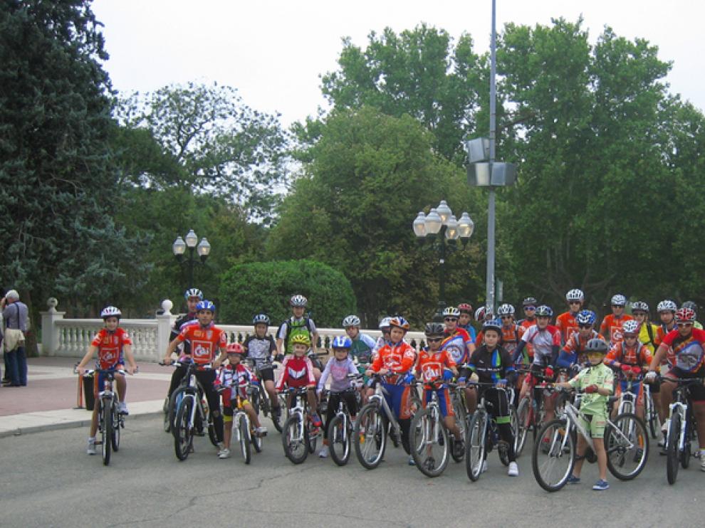 Los niños de la escuela de ciclismo