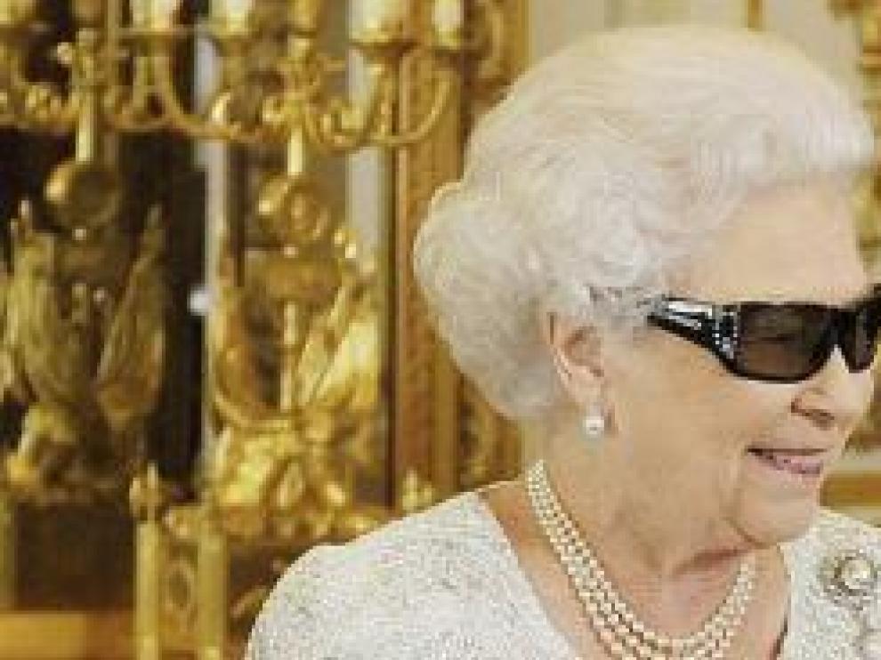 Isabel II luce gafas 3D