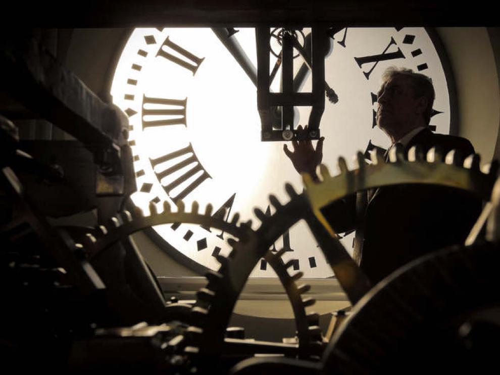 El engranaje interior del reloj de Puerta del Sol