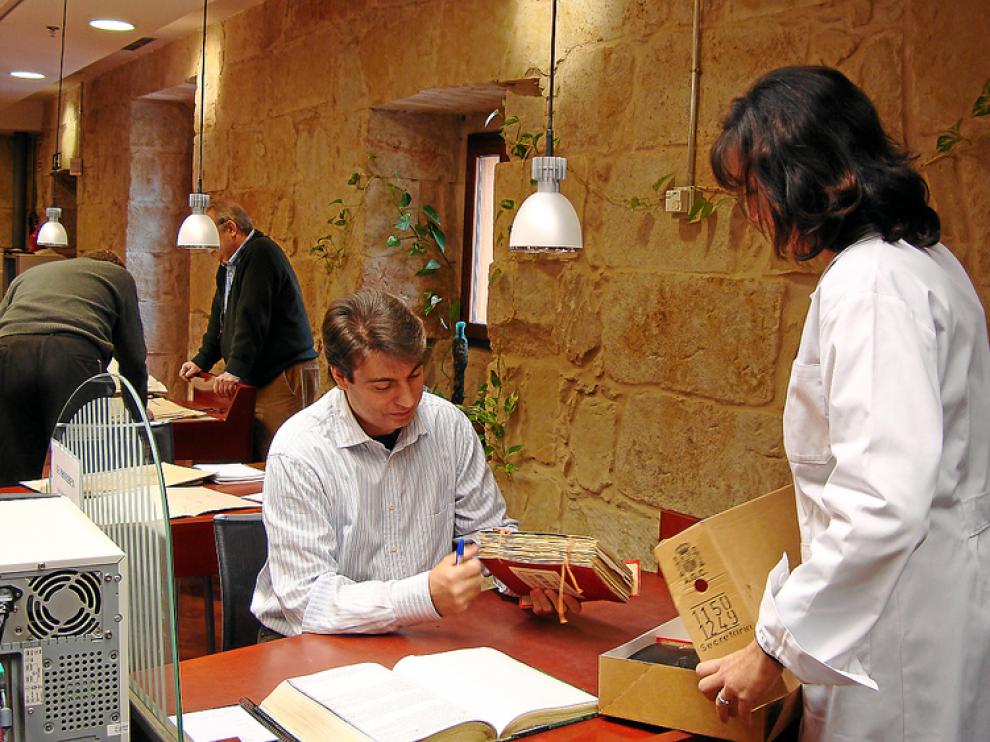 El investigador Policarpo Sánchez, en el archivo de Salamanca.
