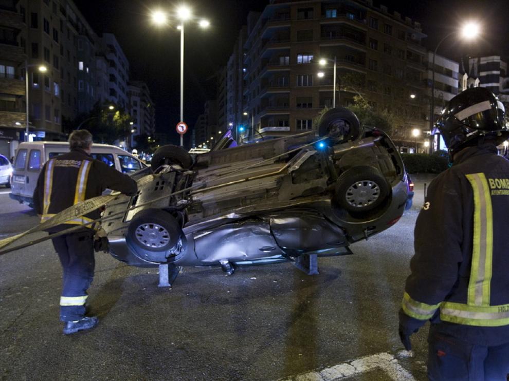 Los bomberos tuvieron que dar la vuelta al coche volcado