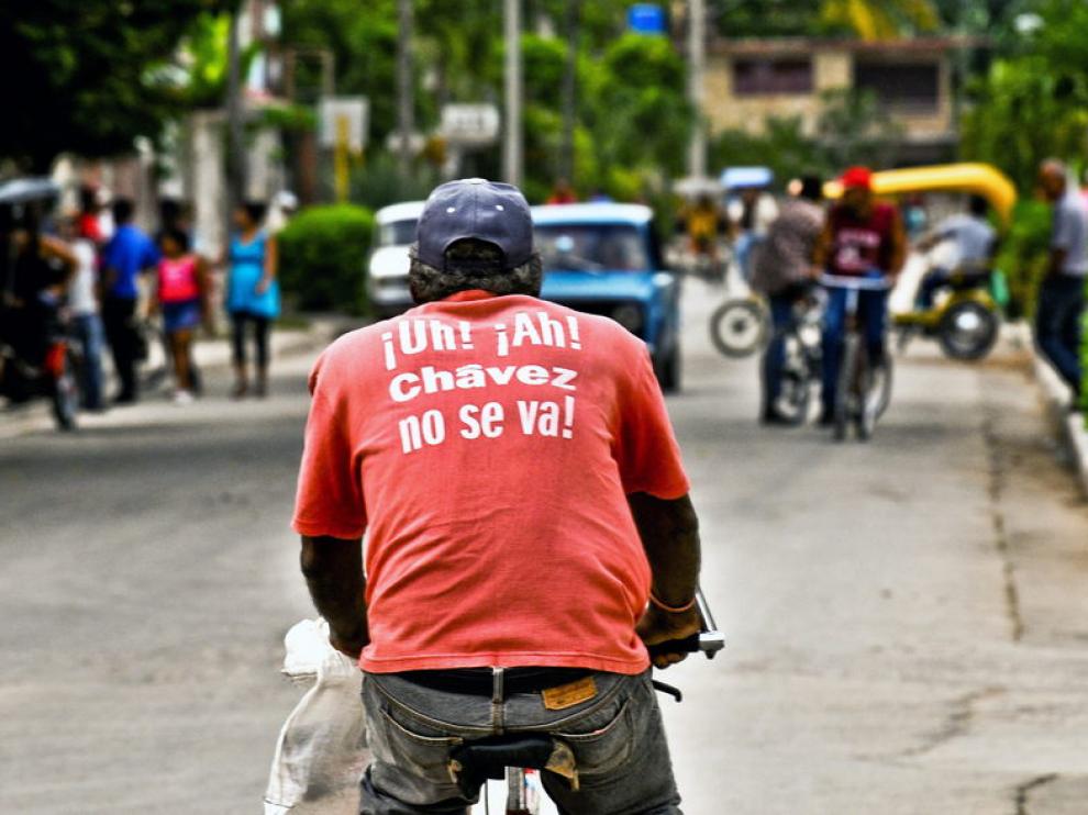 Un hombre viste una camiseta con un mensaje de ánimo a Chávez en La Habana