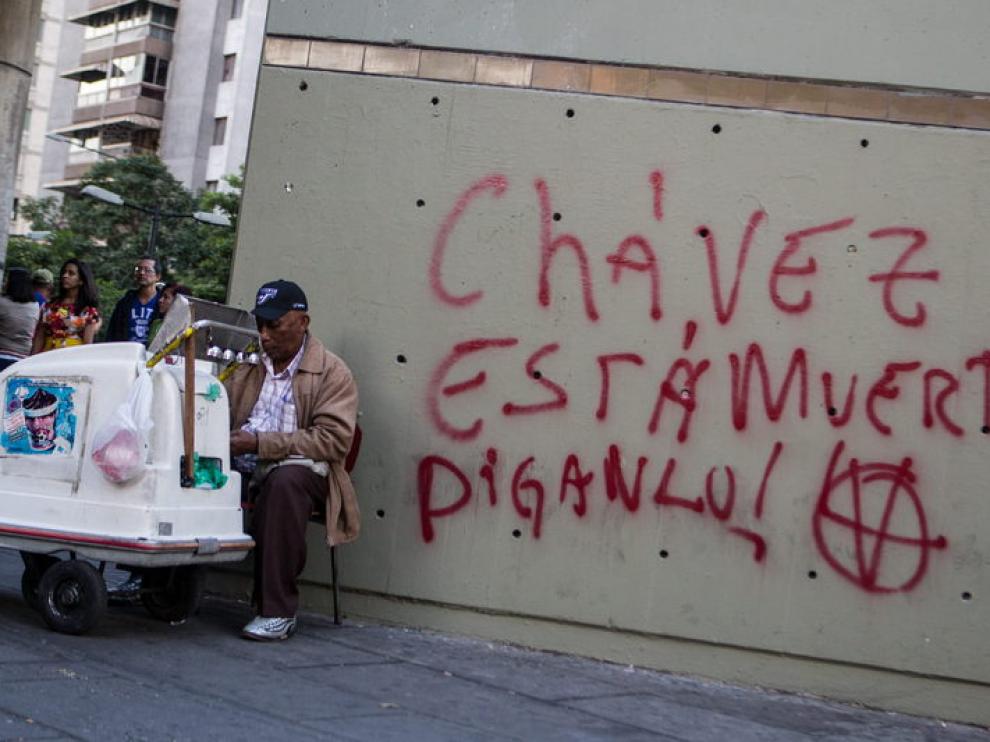Un grafitti, en Caracas, especula con la muerte del presidente.