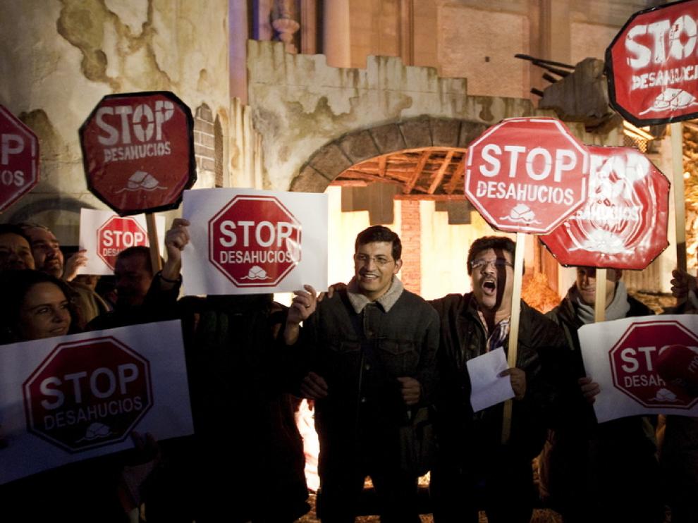 Stop Desahucios ante el pesebre de la plaza del Pilar