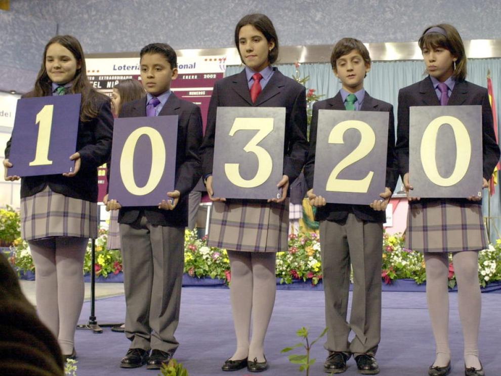 Los niños de San Ildefonso muestran el número premiado en años anteriores