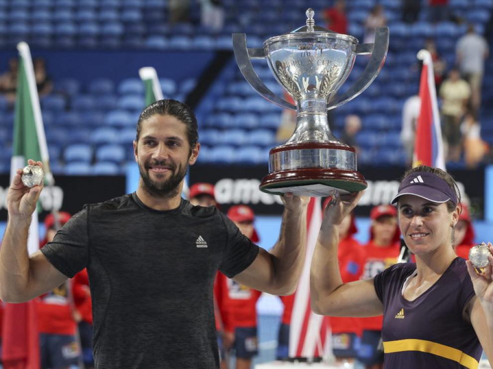Verdasco y Medina posan con el trofeo