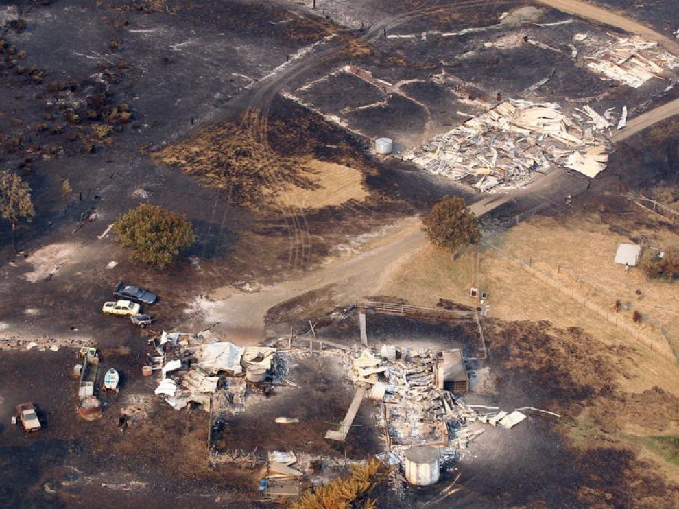 Zona afectada por el fuego, que ha calcinado varias casas