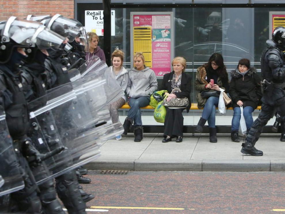 Un centenar de personas ataca a la Policía en nuevos disturbios en Belfast