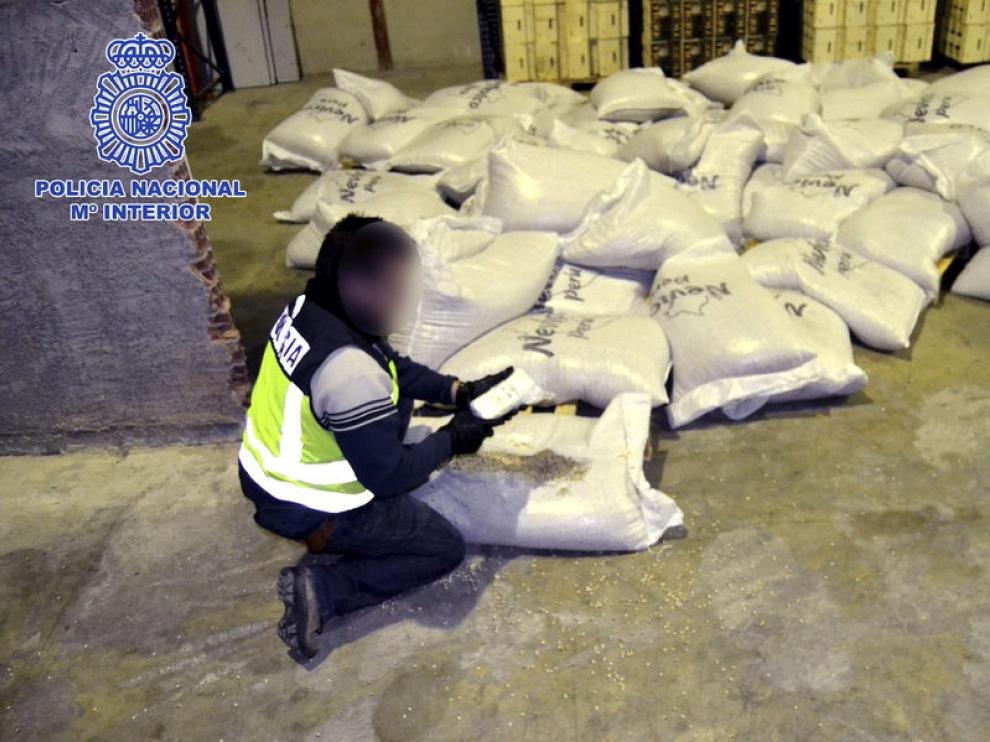 Momento en el que la Policía Nacional incauta la droga