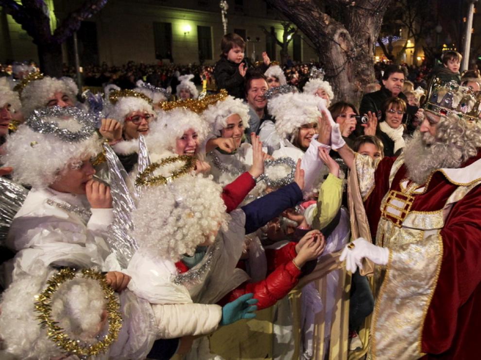 Muchas localidades aragonesas han celebrado este sábado cabalgatas en las que han participado sus magestades de Oriente.