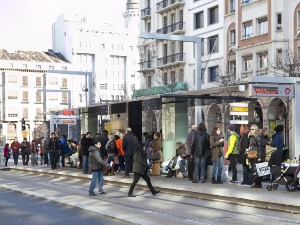 Decenas de personas esperan el tranvía en la parada de la plaza de Aragón, ayer por la mañana.