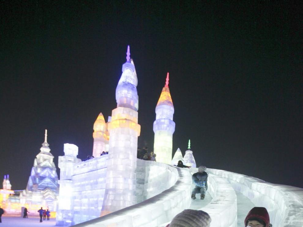 El tobogán de hielo es uno de los monumentos tradicionales en este certámen