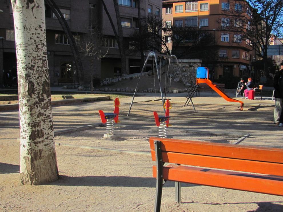 Parque de la plaza Reina Sofía, sin vallar y de arena