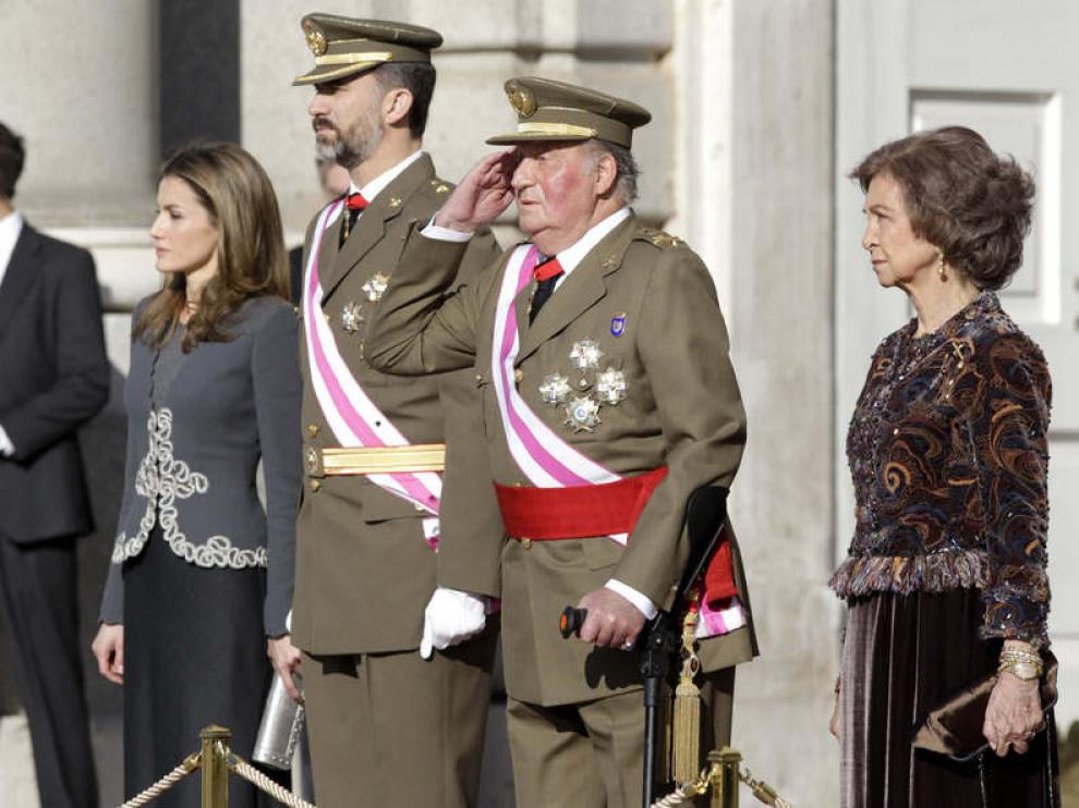 El Rey apareció con muletas junto a los príncipes y la Reina