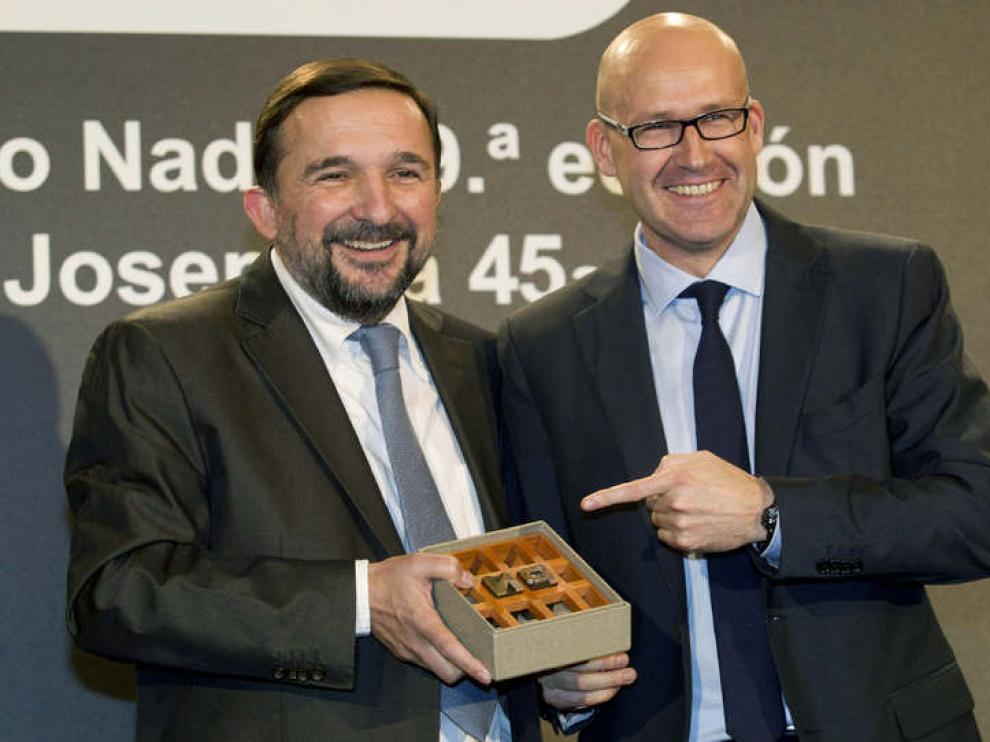 Vila-Sanjuán, junto al periodista Genís Sinca, ganador del Premio Josep Pla