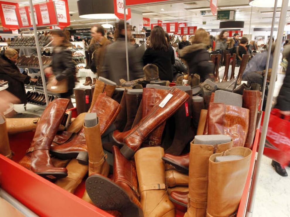 Este lunes empezaron las rebajas en las grandes superficies comerciales