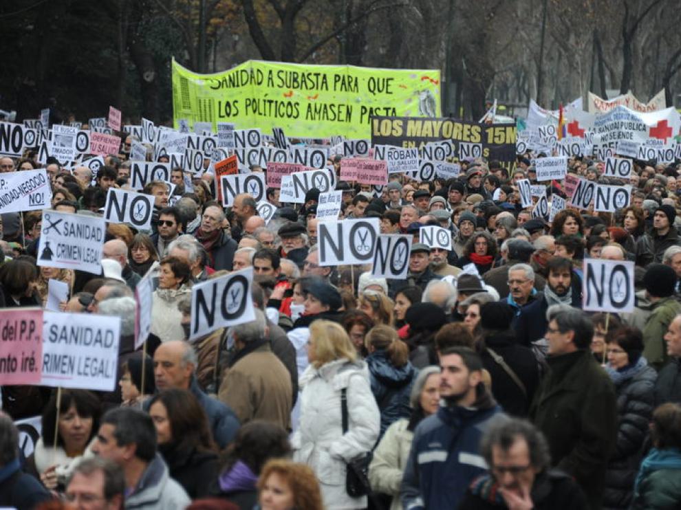 Miles de personas salen a la calle para protestar por la privatización sanitaria en Madrid