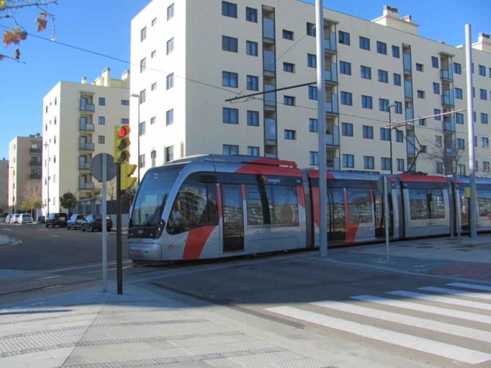 El tranvía, a su paso por el Paseo de Los Olvidados