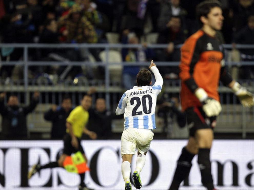 El delantero argentino Diego Buonanotte celebra el primer gol del Málaga ante el Eibar.