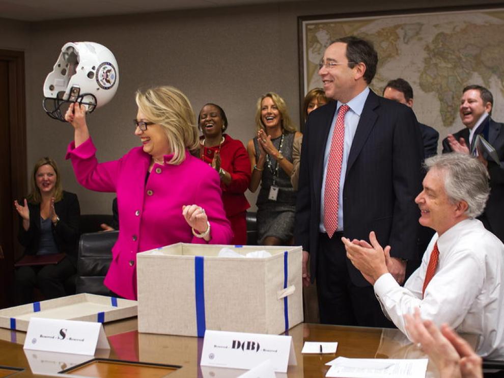 Hillary Clinton recibió una ovación y un casco en su vuelta al trabajo