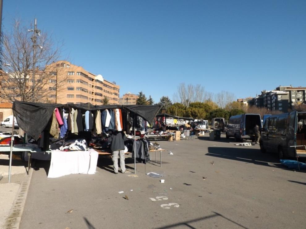 Vista general del mercadillo, en la que se aprecian huecos vacíos de puestos que no han acudido.