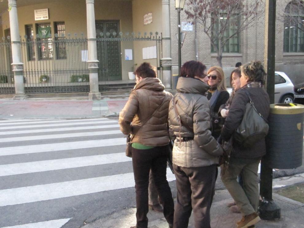 Monitoras en huelga en la puerta del colegio Gascón y Marín