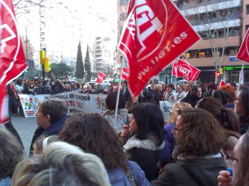 Alrededor de 150 monitoras de comedor se han concentrado a las puertas de la Consejería de Educación en Gómez-Laguna y han pitado a la llegada de la consejera