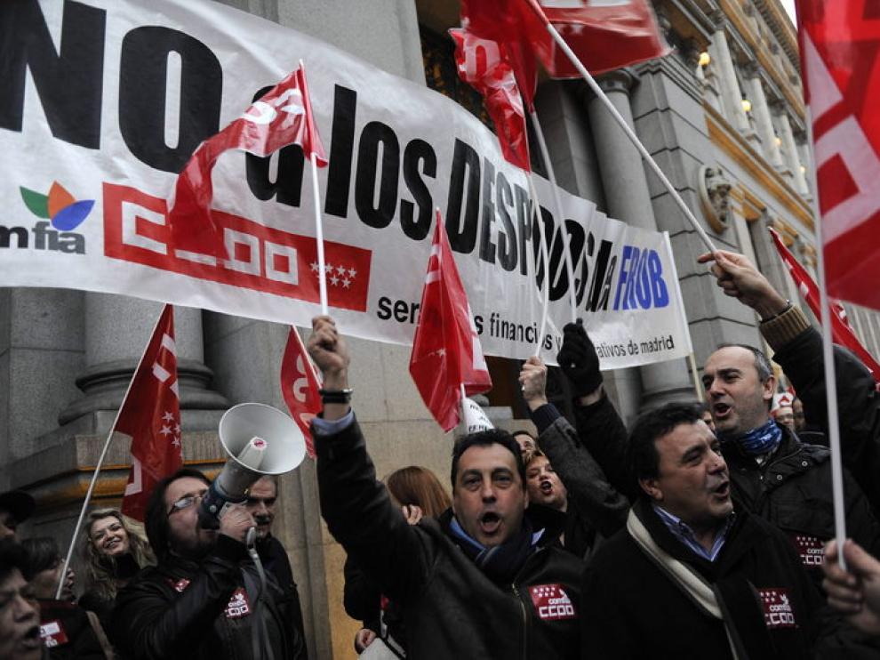 Cientos de personas se han manifestado junto al Banco de España