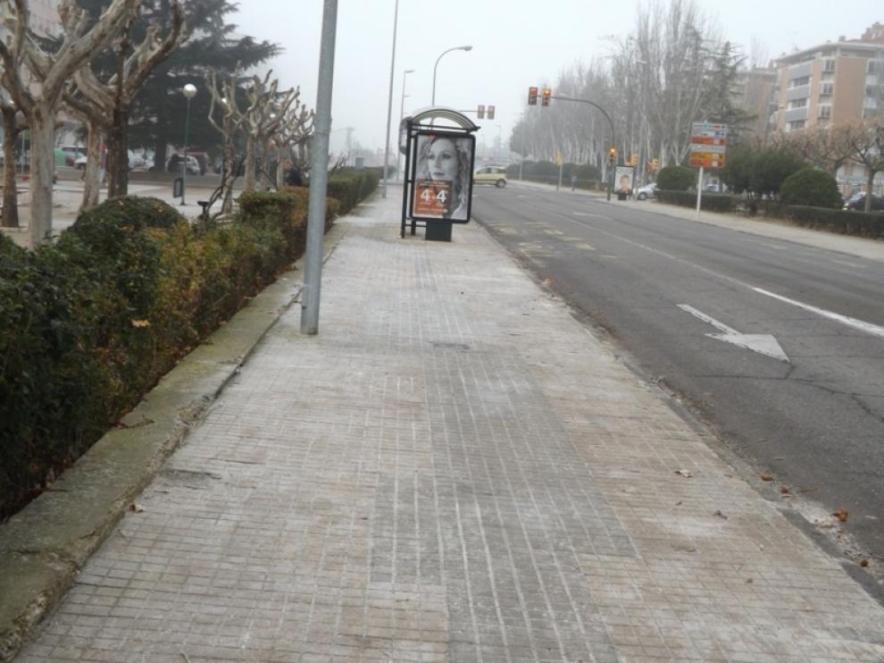 La acera impar del último tramo de Martínez de Velasco, cubierta de hielo